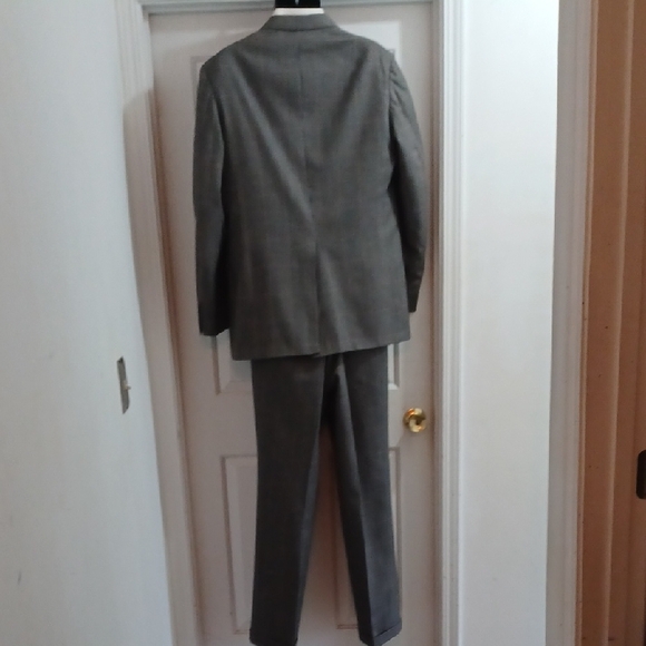 Classic Custom Men's Plaid Gray 3-Piece Suit, 42L / 36W x 32L - Picture 10 of 16